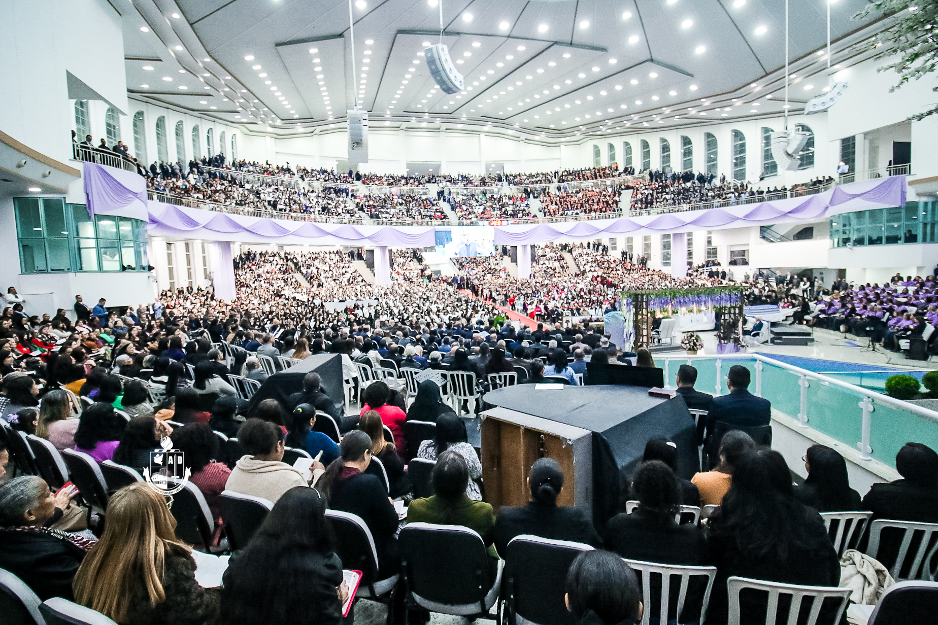 Igreja repleta de mulheres no último culto da festividade
