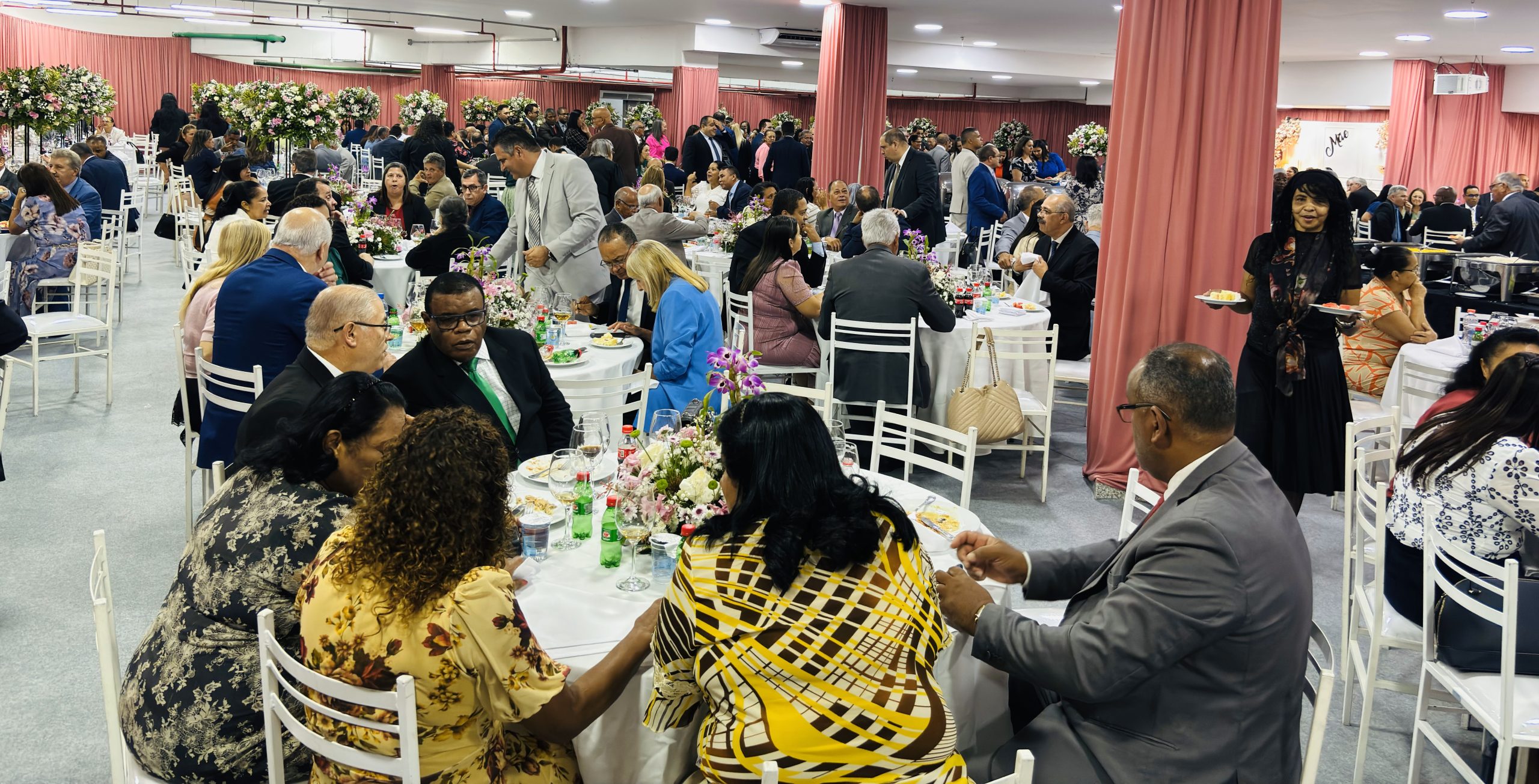 Jantar do Dia das Mães Reúne Esposas de Ministros em Noite Especial 