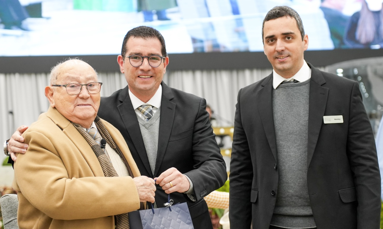 Culto da Família e homenagens aos pais no templo sede